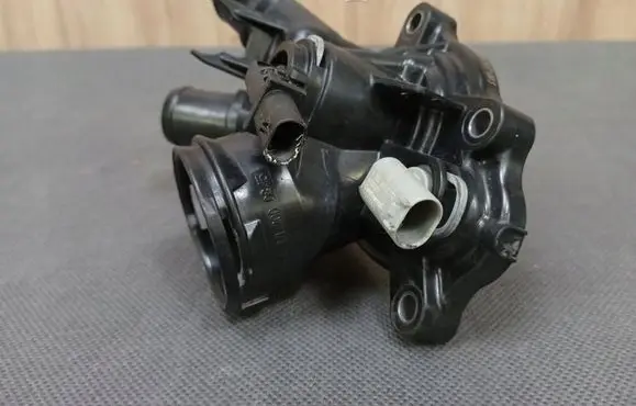 Mercedes-Benz E A207 Thermostat/thermostat housing 2712000315 A2712000315