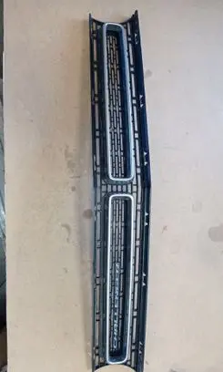 Dodge Challenger Front bumper upper radiator grill 9403971