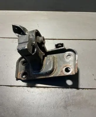 Toyota Avensis T270 Engine mount bracket 