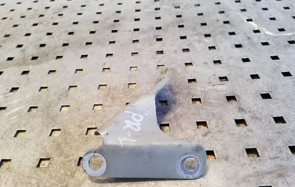 Audi Q7 4L Fender mounting bracket 4L0821135