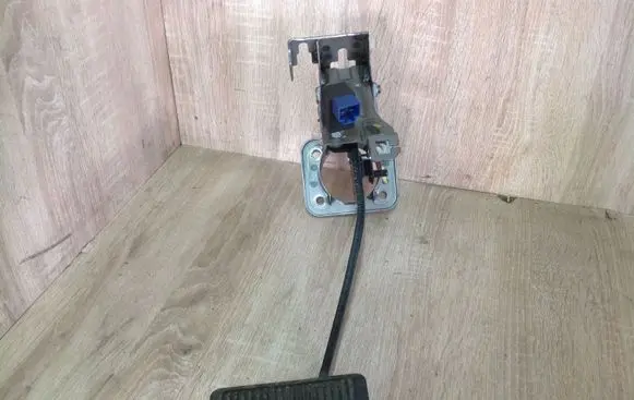 KIA Sorento Brake pedal