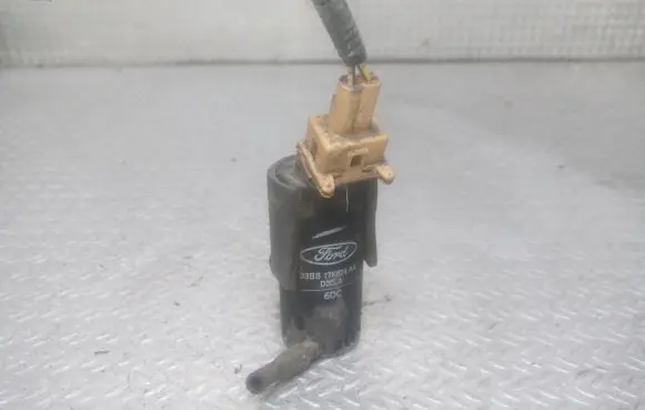Ford Focus Windscreen/windshield washer pump 93BB17K624AA