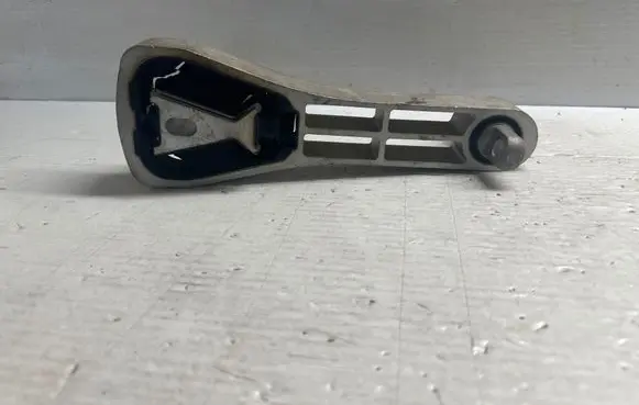 Engine mount bracket
