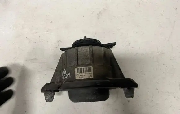 Mercedes-Benz C W204 Engine mount bracket A2042404217