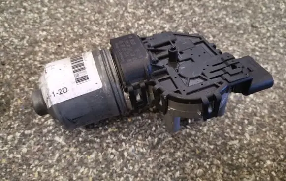 Volkswagen PASSAT B5.5 Wiper motor 0390241528 3B1955113D