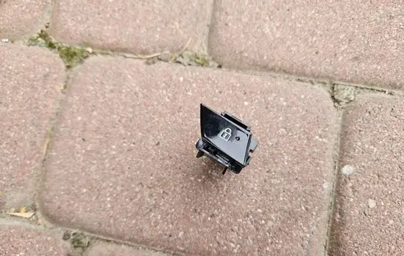 Opel Corsa F Central locking switch button 96168060