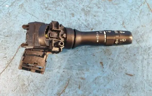 Toyota Prius (XW30) Gear shift switch/knob 8465248180