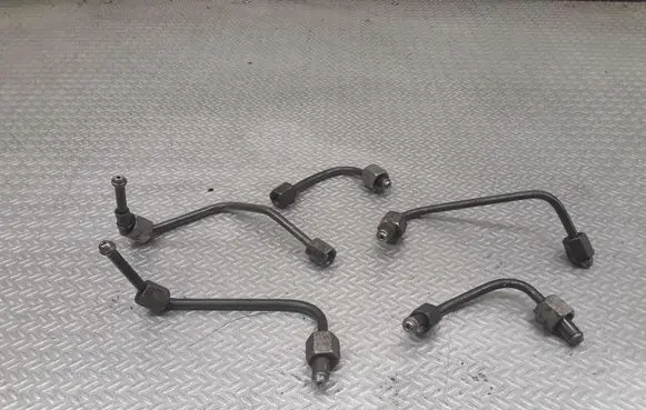 Fuel injector supply line/pipe