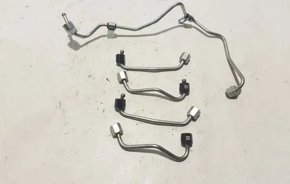 Volvo XC60 Fuel injector supply line/pipe 