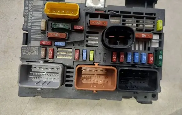 Citroen C5 Fuse module 9667044980