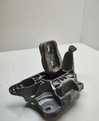 Engine mount vacuum valve