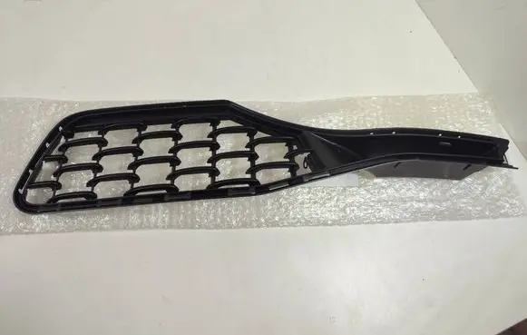 Maserati Quattroporte Front bumper lower grill 673007007
