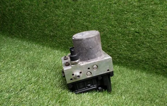 Ford Mondeo Mk III ABS Pump 3S712C405AC