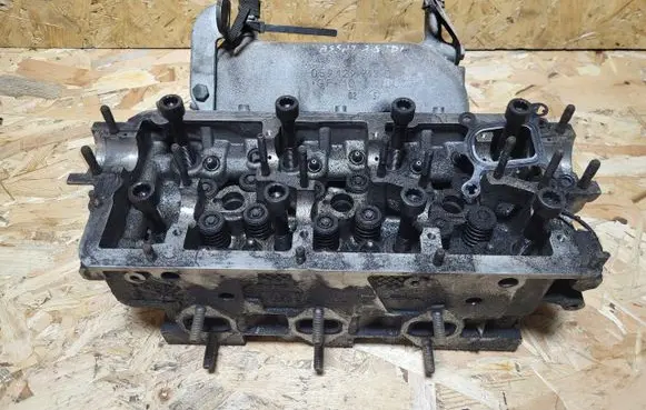Volkswagen PASSAT B5.5 Engine head 