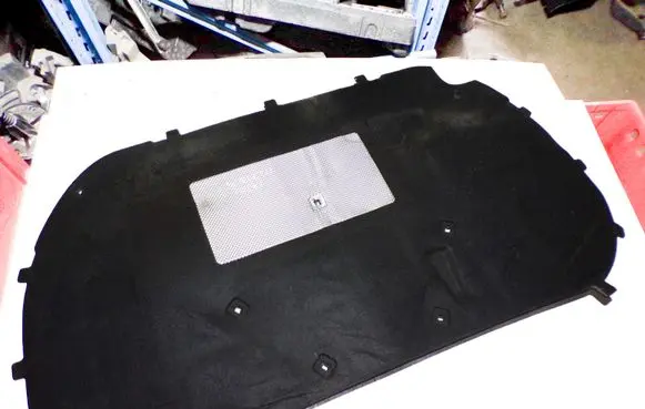 Engine bonnet/hood sound/heat insulation