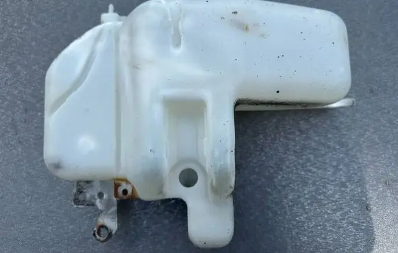 Windshield washer fluid reservoir/tank