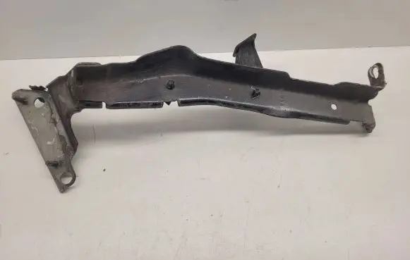 Audi A4 S4 B8 8K Fender mounting bracket 8K0821135C