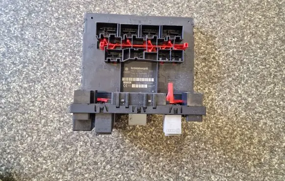 Volkswagen Touran I Fuse module 1K0937049T