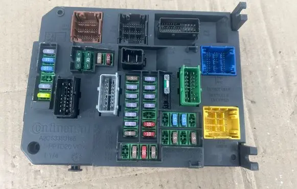 Peugeot 508 Fuse module 9665547580 BSIQ0400 S180121004G