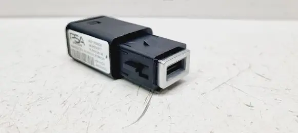 Opel Mokka B USB socket connector 98217039DX