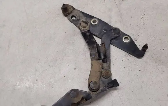 Nissan Primera Tailgate/trunk/boot hinge