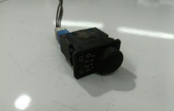 Nissan Primera Headlight level height control switch 37044A