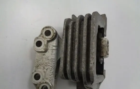 Peugeot 208 Engine mount bracket 9654166080