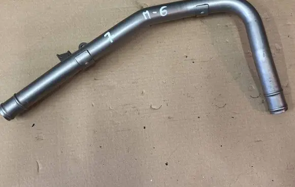 Engine coolant pipe/hose