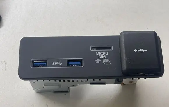 Land Rover Range Rover Sport L494 USB socket connector JPLA-19E110-BB