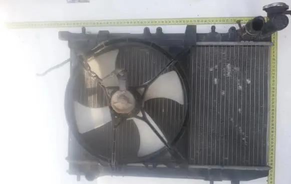 Nissan Sunny Radiator cooling fan shroud