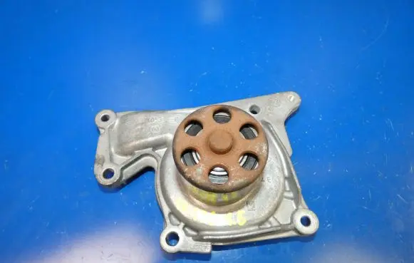 Mercedes-Benz A W176 Water pump 8200713853