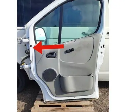 Opel Vivaro Front door check strap stopper 311823E