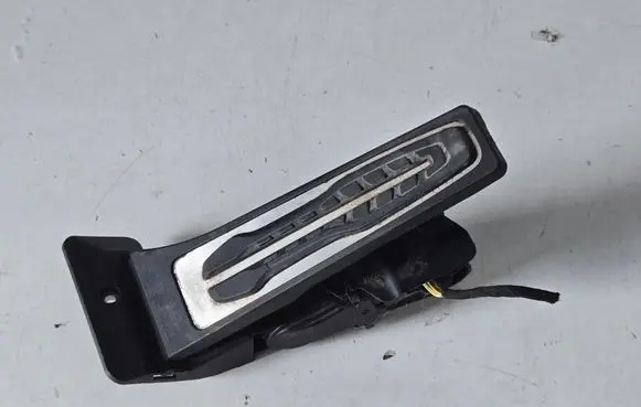 Accelerator throttle pedal
