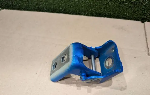 Peugeot 2008 II Front door lower hinge U5320