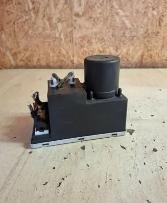 Audi A4 S4 B5 8D Central locking vacuum pump 8D0862257B