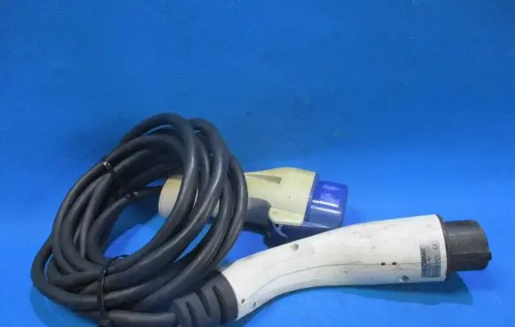 Nissan Leaf I (ZE0) Electric car charging cable 