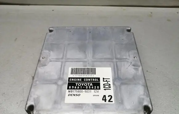 Toyota Avensis T220 Engine control unit/module 8966105420 MB1758005031