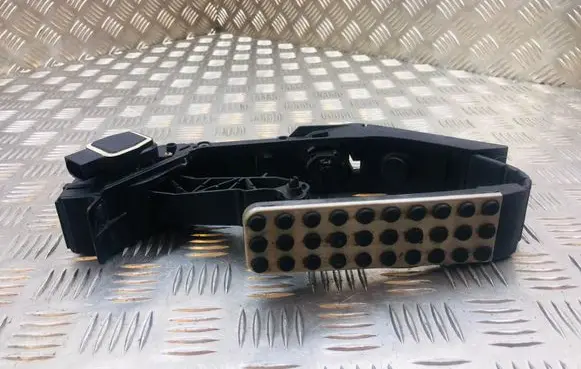 Mercedes-Benz C W203 Accelerator throttle pedal A1703000404