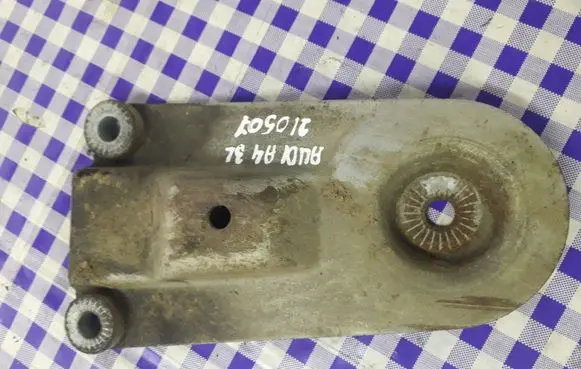 Audi A4 S4 B7 8E 8H Engine mounting bracket
