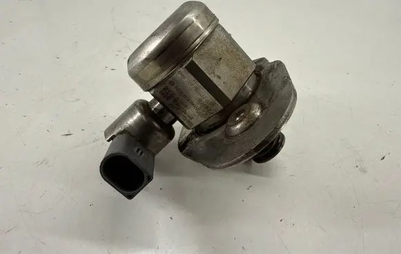BMW X1 E84 Fuel injection high pressure pump 7584461 13517584461