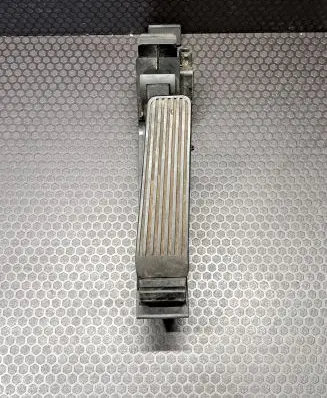 Mercedes-Benz C W203 Accelerator throttle pedal A2033000504