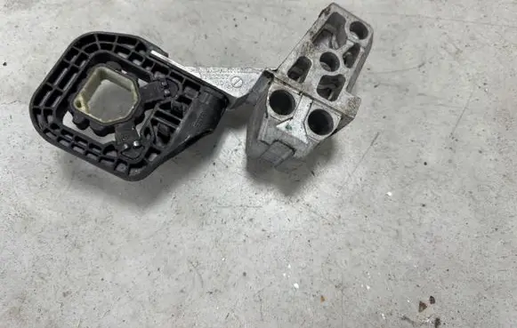 BMW X1 U11 Radiator mount bracket 8737337 5A64879