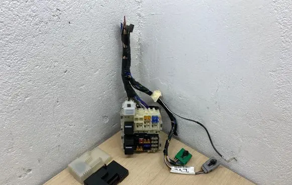 Ford Mondeo MK IV Fuse module BS7T14K131AA BS7T14K131BA