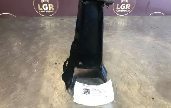 Radiator mount bracket