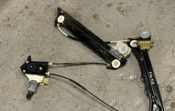BMW 4 F36 Gran coupe Front door window regulator with motor 7365260
