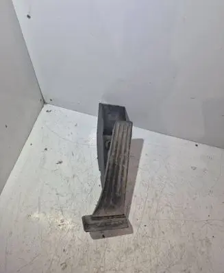Accelerator throttle pedal