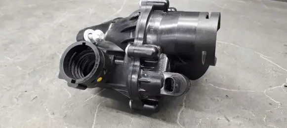 Mercedes-Benz E W212 Thermostat/thermostat housing a2742000615