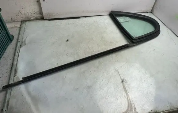 Seat Leon (1M) Rear side window 32424