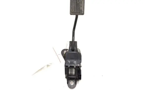 Accelerator throttle pedal