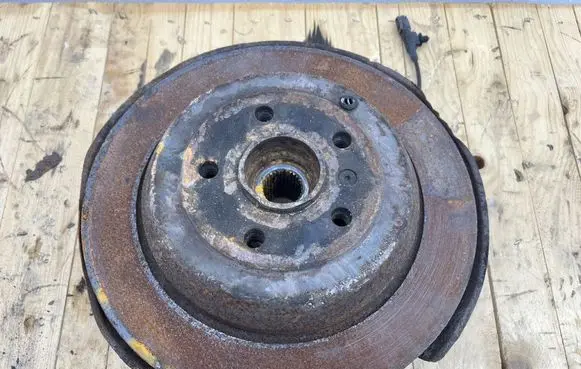 Front wheel hub spindle knuckle